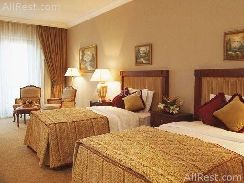 Royal Ascot Hotel 8